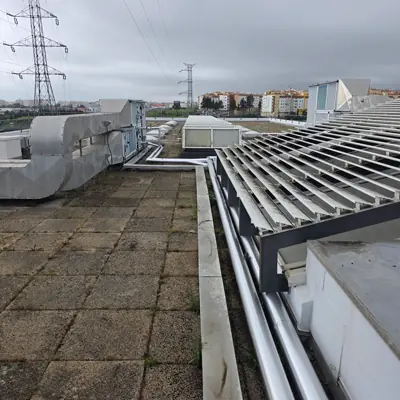 Vista larga da cobertura com o circuito novo e as condutas montadas